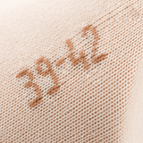 Størrelsesmærkning på tekstur af M-Tac Let Sportsokker i beige med størrelse 39-42 angivet.