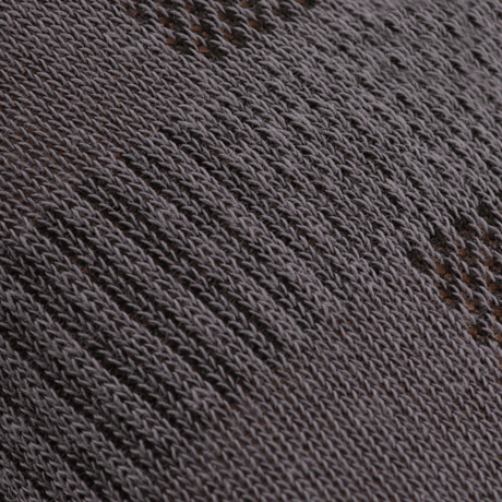 Nærbillede af materialet brugt i M-Tac Let Sommersokker, der fremhæver åndbarhed og ergonomisk design til løb og udendørs aktivitet.