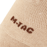 Nærbillede af M-Tac Let Sommersokker med logo på let, åndbart materiale til løb og udendørs aktiviteter i varmt vejr.