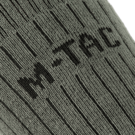 M-Tac Sokker Mid Calf Mk.4 detailbillede af tekstur og logo i grå farve, ideel til trekking og aktiv brug.