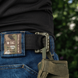 M-Tac Plast Karabin fastgjort til et bælte med påsat udstyr, let og slidstærk løsning til sikring af gear, fremstillet af ABS-plast.