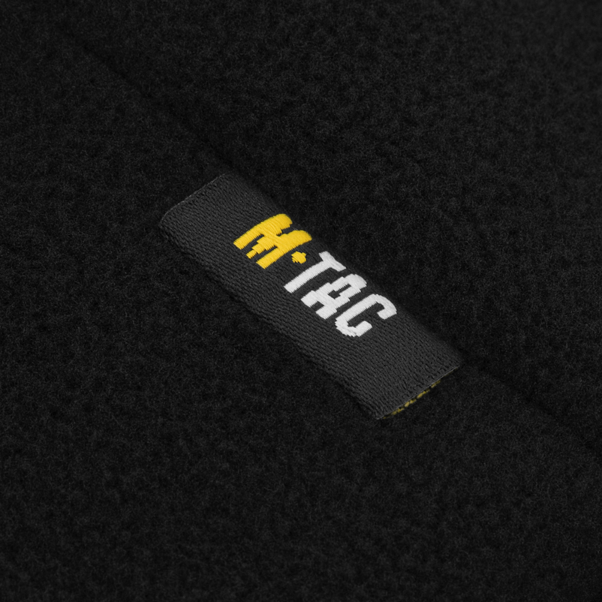 M-Tac Watch Cap Elite Fleece Beanie Hat i sort fleece med logoet for nærbillede. Velegnet til taktisk brug i koldt vejr.