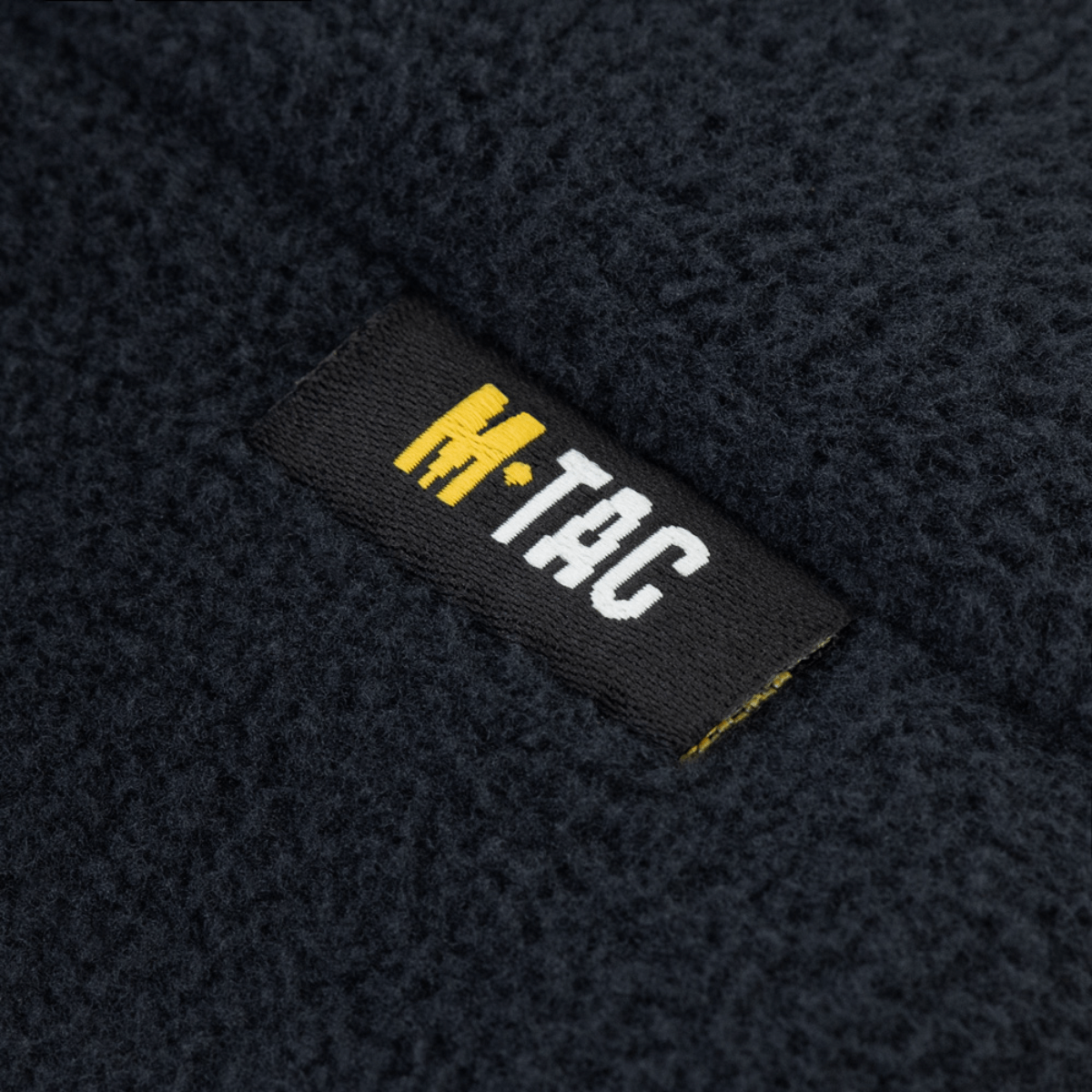 M-Tac Watch Cap Elite Fleece Beanie Hat med logo, fremstillet af 100% polyester fleece, viser anti-pilling egenskaber på nært hold.