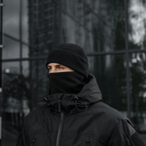 Person iført M-Tac Watch Cap Elite Fleece Beanie Hat Slimtex i koldt vejr; varm og let hue, perfekt til taktisk brug eller friluftsliv.