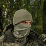 Mand iført M-Tac Watch Cap Elite Fleece Beanie Hat Slimtex udendørs i koldt vejr, taktisk tøj og huer fra M-Tac.