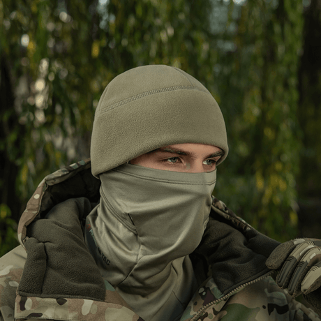 Mand iført M-Tac Watch Cap Elite Fleece Beanie Hat Slimtex udendørs i koldt vejr, taktisk tøj og huer fra M-Tac.