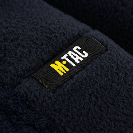 M-Tac Watch Cap Elite Fleece Beanie Hat Velcro i mørkeblå fleece med mærke i nærbillede. Ideel til koldt vejr og taktisk brug.