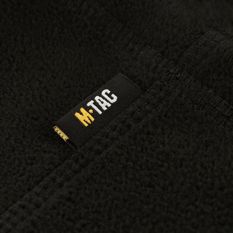Nærbillede af M-Tac Fleece Neck Gaiter med Snor, sort fleece materiale med M-Tac logo, alsidigt tilbehør til koldt vejr.