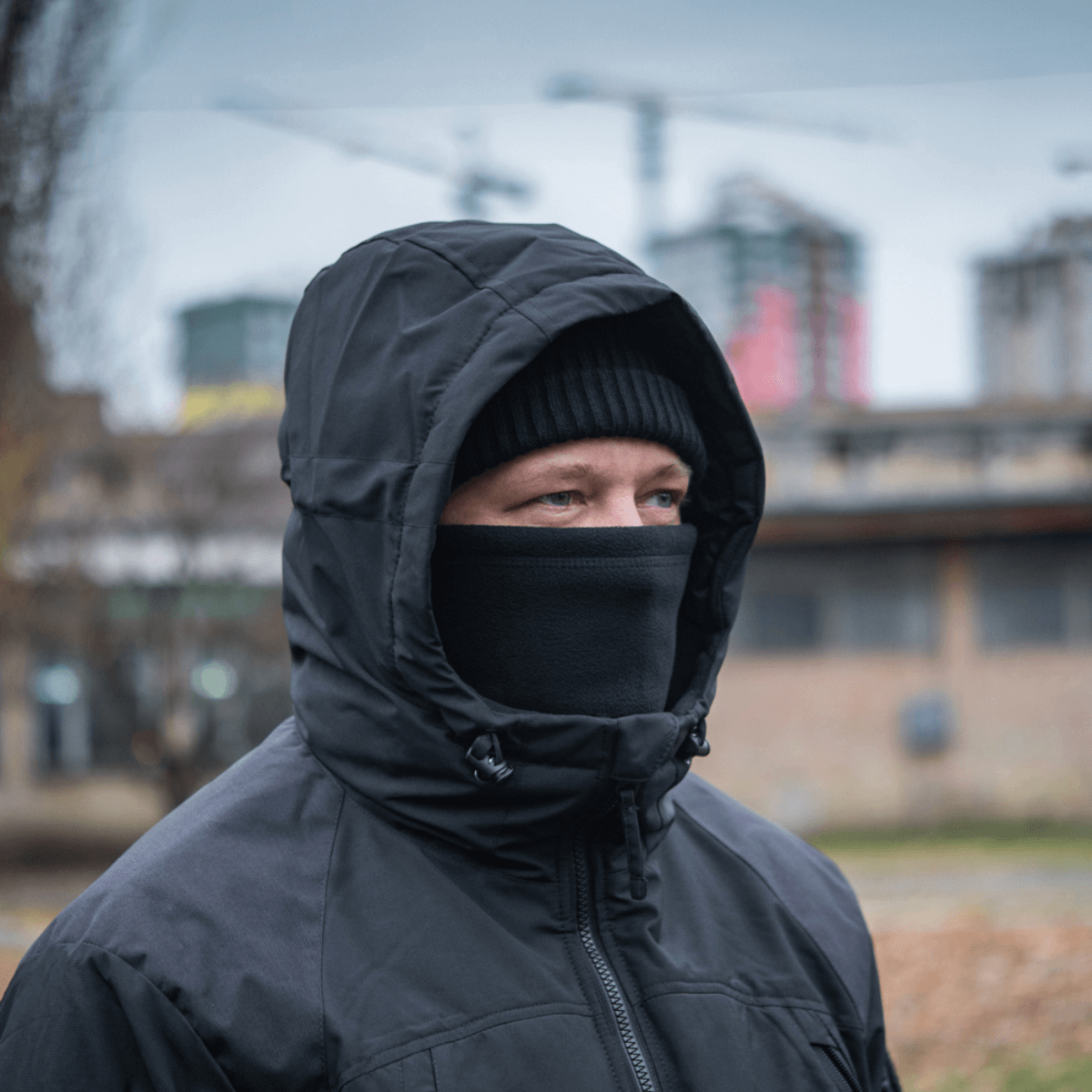 M-Tac Fleece Neck Gaiter med Snor i brug i koldt vejr, alsidigt tilbehør til beskyttelse mod vind og frost. Allergivenligt og komfortabelt.
