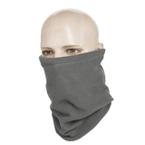 M-Tac Fleece Neck Gaiter med Snor, grå halsedisse på mannequin, alsidigt koldt vejr tilbehør i fleece, justerbar med snor, 47 x 25 cm.