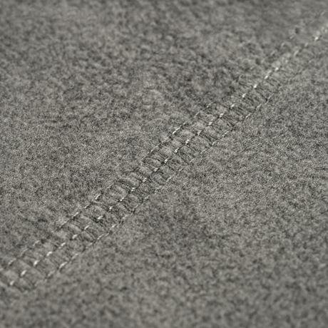 Nærbillede af M-Tac Fleece Neck Gaiter med Snor, fremhæver det bløde, allergivenlige fleece-materiale med syninger.