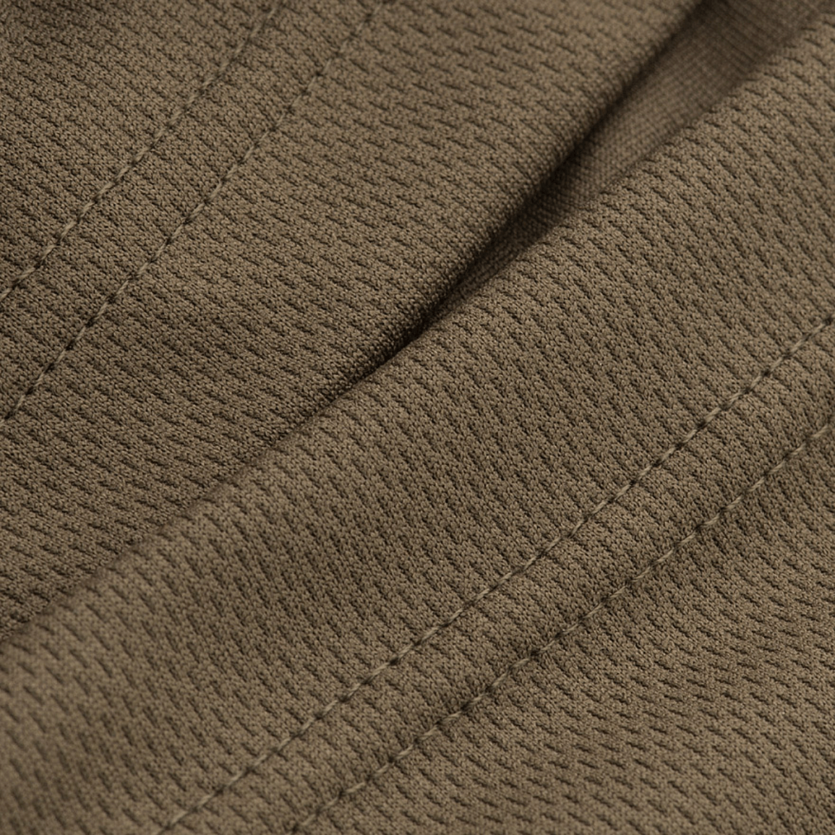 Nærbillede af M-Tac Sweating Ninja-Balaclava i brun polyester, der viser stoffets åndbare struktur til udendørs aktiviteter.