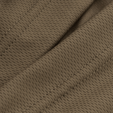 Nærbillede af M-Tac Sweating Ninja-Balaclava's fugttransporterende polyesterstof i brun farve, designet til udendørs aktiviteter.