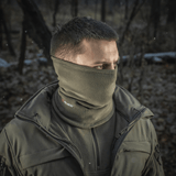 M-Tac Tube Scarf Polartec i skovklædte omgivelser, ideel til kolde årstider og udendørs aktiviteter, bruges som halstørklæde eller ansigtsmaske.