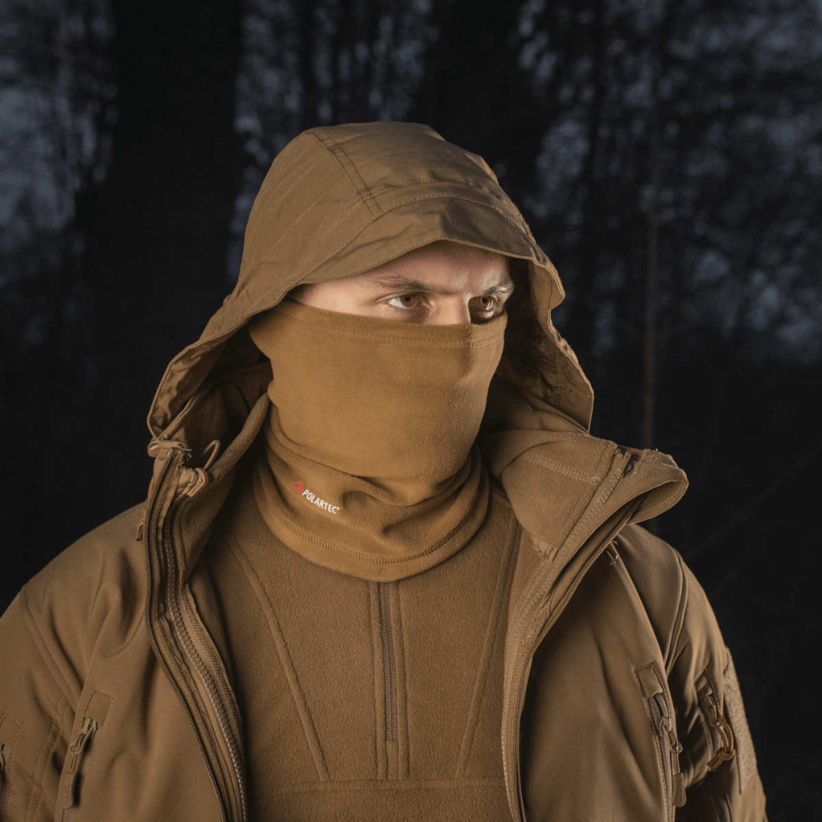 M-Tac Tube Scarf Polartec anvendt som ansigtsmaske til beskyttelse mod vind, støv og regn i udendørs omgivelser