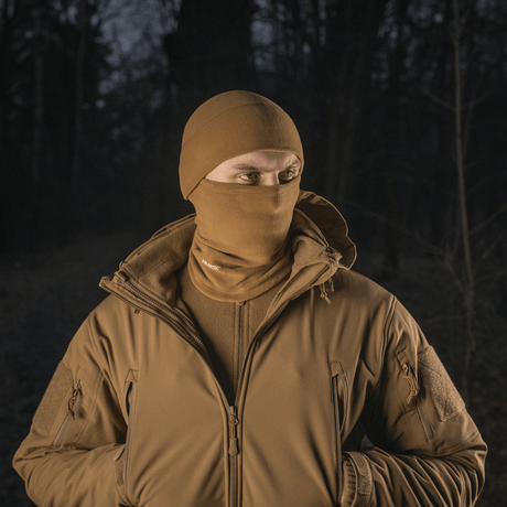 M-Tac Tube Scarf Polartec brugt som ansigtsmaske i naturen under kolde vejrforhold, multifunktionelt og stilfuldt design til udendørs aktiviteter.