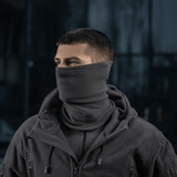 M-Tac Tube Scarf Polartec i brug som varm multifunktionel halstørklæde der beskytter mod vind og kulde under udendørs aktiviteter.