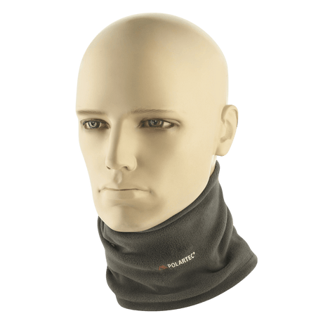 M-Tac Tube Scarf Polartec multifunktionelt halstørklæde på skulpturs hoved, beskytter mod vind og kulde, ideel til udendørs aktiviteter.