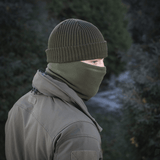 Mand iført M-Tac Tube Scarf Polartec som ansigtsmaske i naturen