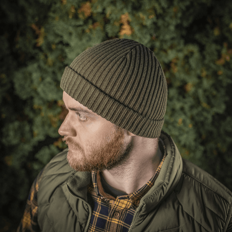 Mand bærer M-Tac Watch Cap 100% Akryl strikhue i skovgrøn, lavet af industriel dobbeltstrik akryl for varme og holdbarhed.