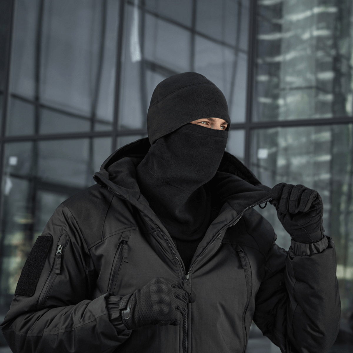 M-Tac Anatomisk Snood Justerbar Elite Fleece (320 g/m²) i brug i koldt vejr, bærbar som balaclava og hjelmliner til optimal beskyttelse.