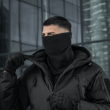 Mand iført M-Tac Anatomisk Snood Justerbar Elite Fleece (320 g/m²) til koldt vejr. Multifunktionel tilbehør som hue eller balaclava.