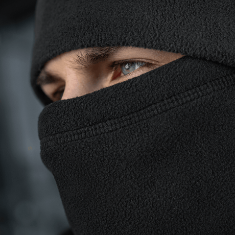 Mand iført M-Tac Anatomisk Snood Justerbar Elite Fleece (320 g/m²) som balaclava, viser øjne og fleece tekstur