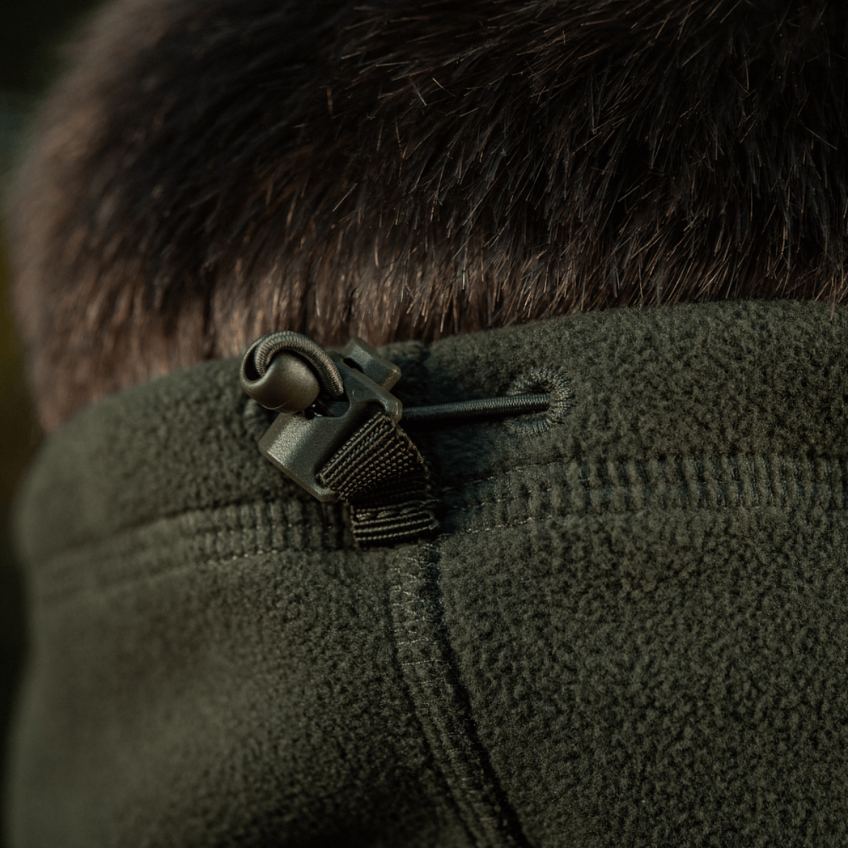 Nærbillede af justerbar snøre på M-Tac Anatomisk Snood Justerbar Elite Fleece (320 g/m²), designet til optimal pasform.