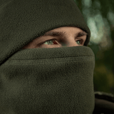 Mand iført M-Tac Anatomisk Snood Justerbar Elite Fleece (320 g/m²) i skovmiljø.