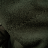 Nærbillede af M-Tac Anatomisk Snood Justerbar Elite Fleece (320 g/m²) detaljer i blødt grønt fleece med syninger.
