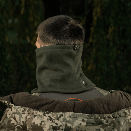 M-Tac Anatomisk Snood Justerbar Elite Fleece (320 g/m²) i brug som halsvarmer udendørs, holdbar og justerbar for optimal beskyttelse.