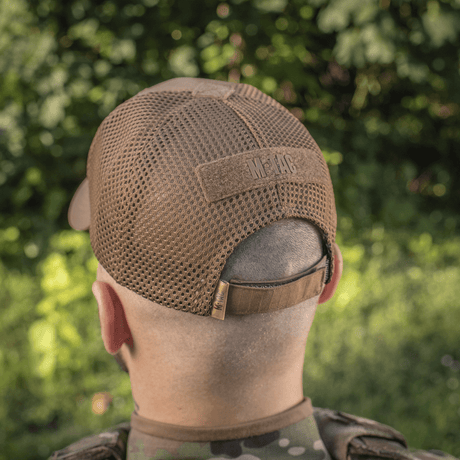 M-Tac Baseball Cap Ripstop Elite Flex i brun bagfra set på person udendørs med skovbaggrund