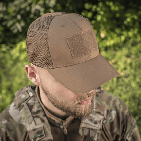 M-Tac Baseball Cap Ripstop Elite Flex i en militær stil, set på en person i camouflagetøj udendørs.