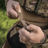 Person iført kamouflage holder en M-Tac Baseball Cap Ripstop Elite Flex i hånden