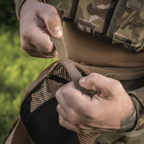 Person iført kamouflage holder en M-Tac Baseball Cap Ripstop Elite Flex i hånden