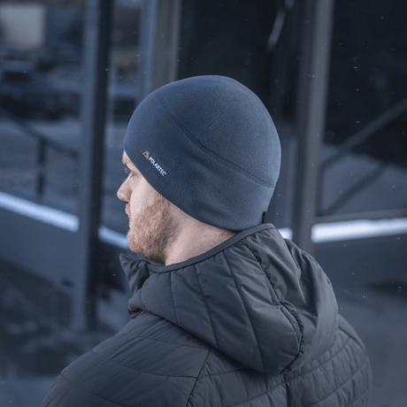 Mand bærer M-Tac Fleece Watch Cap Light Polartec i vintervejr