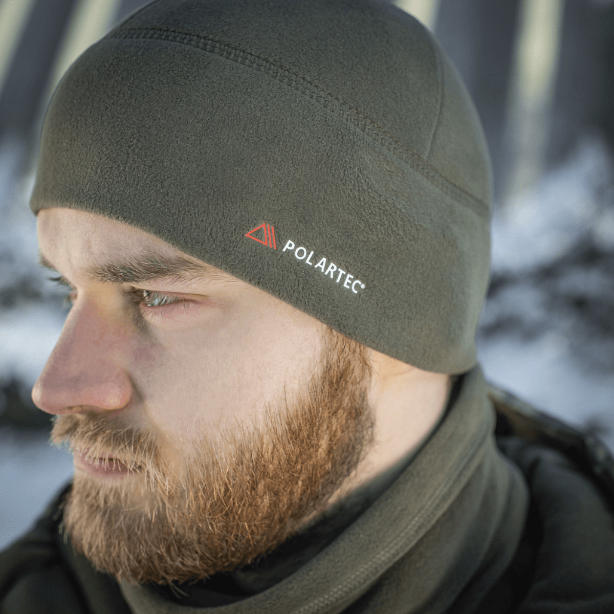 Mand iført M-Tac Fleece Watch Cap Light Polartec i vinterscenarie