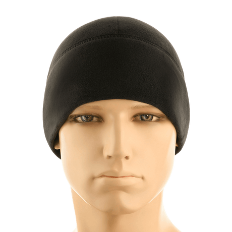 Mand iført M-Tac Fleece Watch Cap Light Polartec Gen II, sort vinterhue, lavet af slidstærk og varm Polartec Micro Series fleece.
