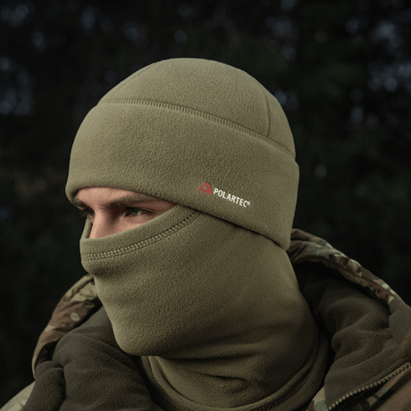M-Tac Fleece Polartec Watch Cap i grønt, bæres udendørs under kolde vejrforhold, lavet af holdbar Polartec® 200 Series fleece.
