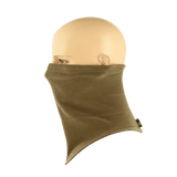 M-Tac Polartec Anatomic Tube Scarf i brug som halsbeskytter, fremstillet af Polartec® Micro Series fleece, set fra siden.