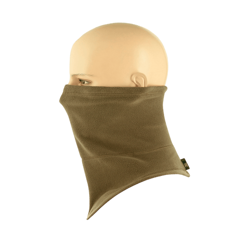 M-Tac Polartec Anatomic Tube Scarf i brug som halsbeskytter, fremstillet af Polartec® Micro Series fleece, set fra siden.