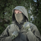 Mand iført M-Tac Polartec Anatomic Tube Scarf som ansigtsmaske, beskyttelse mod kulde og vind, lavet af Polartec® Micro Series fleece