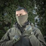 Mand iført M-Tac Polartec Anatomic Tube Scarf i naturmiljø