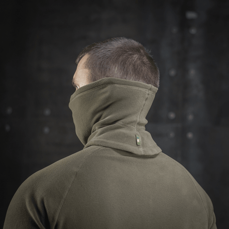 M-Tac Polartec Anatomic Tube Scarf i brug, viser multifunktionelt tørklæde i Polartec Micro Series fleece og anatomisk design.