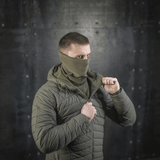 Mand iført M-Tac Polartec Anatomic Tube Scarf som ansigtsmaske, beskytter mod kulde og vind. Slidstærkt Polartec® fleece material, ideal til udendørs.