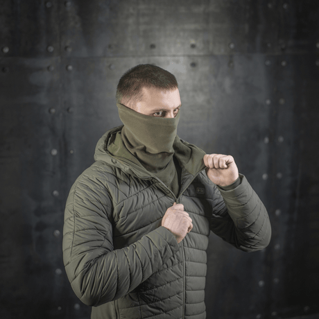 Mand iført M-Tac Polartec Anatomic Tube Scarf som ansigtsmaske, beskytter mod kulde og vind. Slidstærkt Polartec® fleece material, ideal til udendørs.
