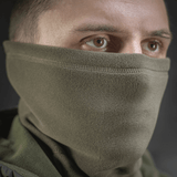 Person iført M-Tac Polartec Anatomic Tube Scarf som ansigtsmaske. Lavet af slidstærkt Polartec® Micro Series fleece, perfekt mod vind og kulde.