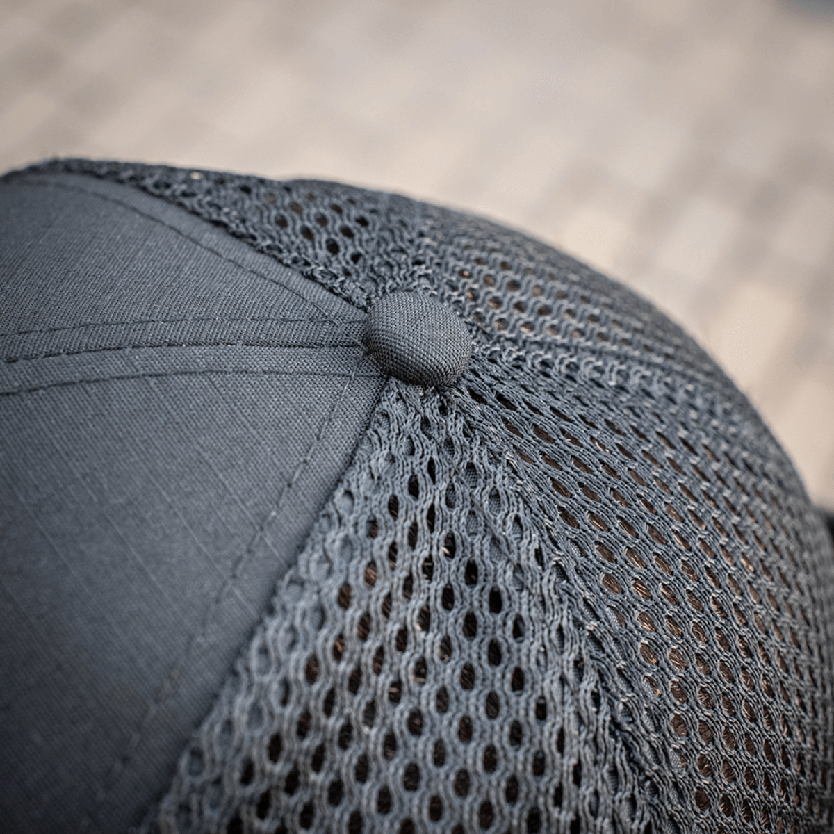 Nærbillede af M-Tac Mesh Flex Ripstop Baseball Cap med mesh-paneler og Ripstop materiale for ventilation og holdbarhed.