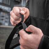 Person justerer Velcro-strop på M-Tac Mesh Flex Ripstop Baseball Cap for optimal pasform.