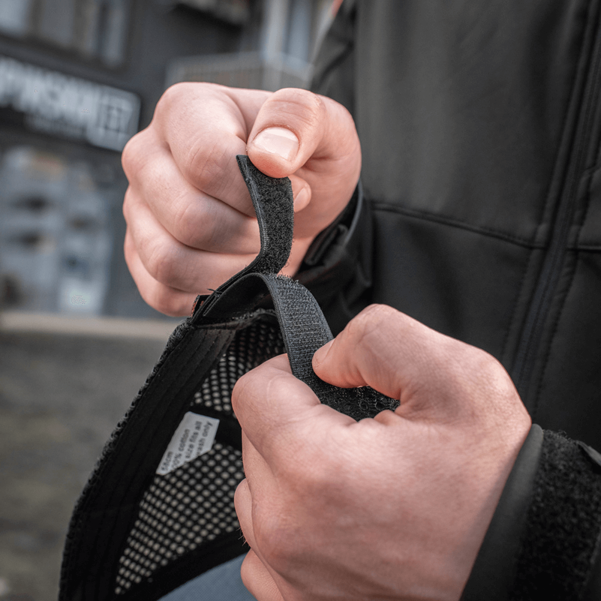 Person justerer Velcro-strop på M-Tac Mesh Flex Ripstop Baseball Cap for optimal pasform.
